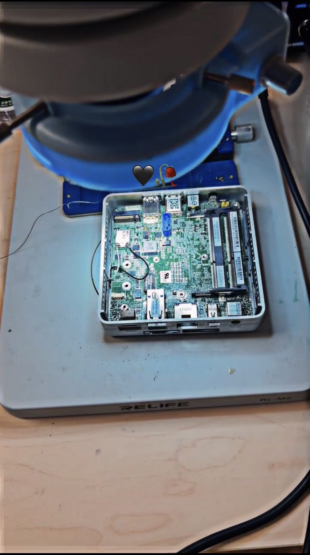 Intervention sur un mini-PC ouvert